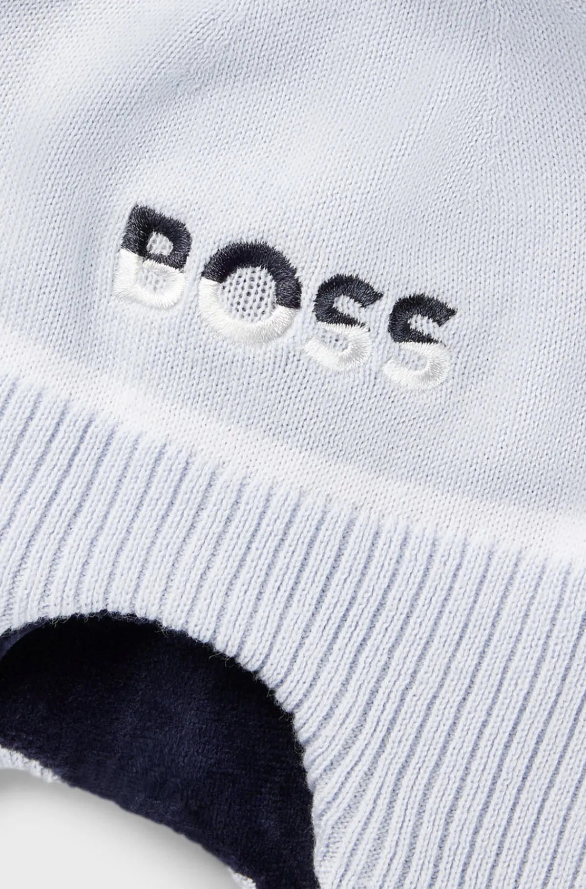 babyhue_med_pompon_og_revarmere_2.webp HUGO BOSS Babyhue Med Pompon Og ørevarmere Lyseblå Store