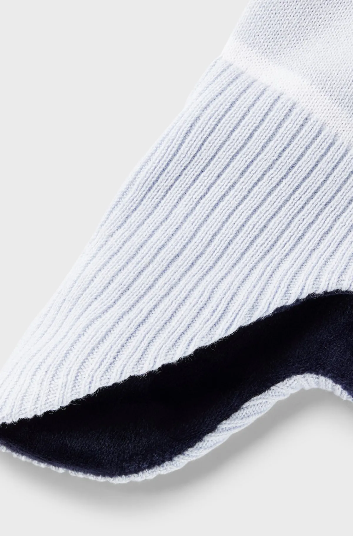 babyhue_med_pompon_og_revarmere_4.webp HUGO BOSS Babyhue Med Pompon Og ørevarmere Lyseblå Store