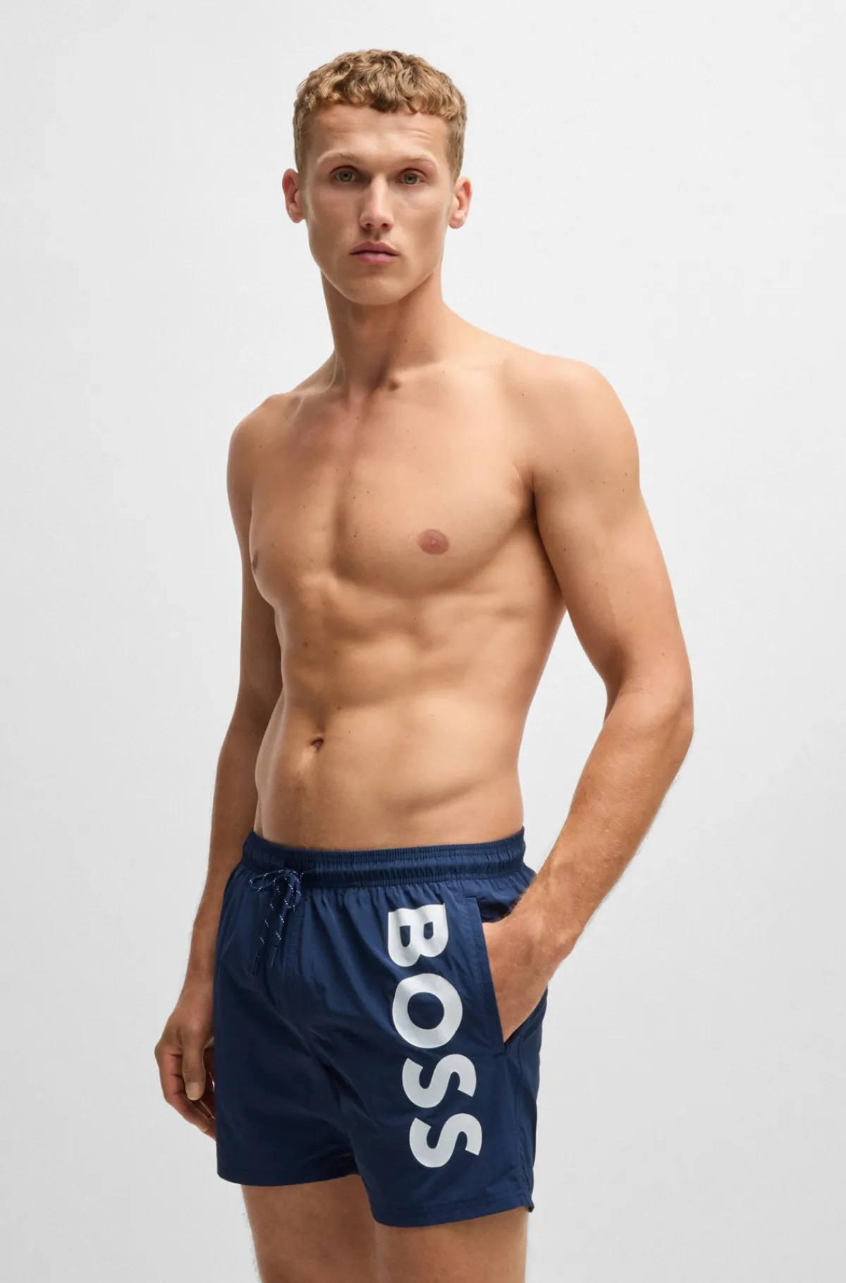 badeshorts_i_hurtigtrrende_stof_med_logo_i_kontrastfarve_0.webp HUGO BOSS Badeshorts I Hurtigtørrende Stof Med Logo I Kontrastfarve Mørkeblå Shop