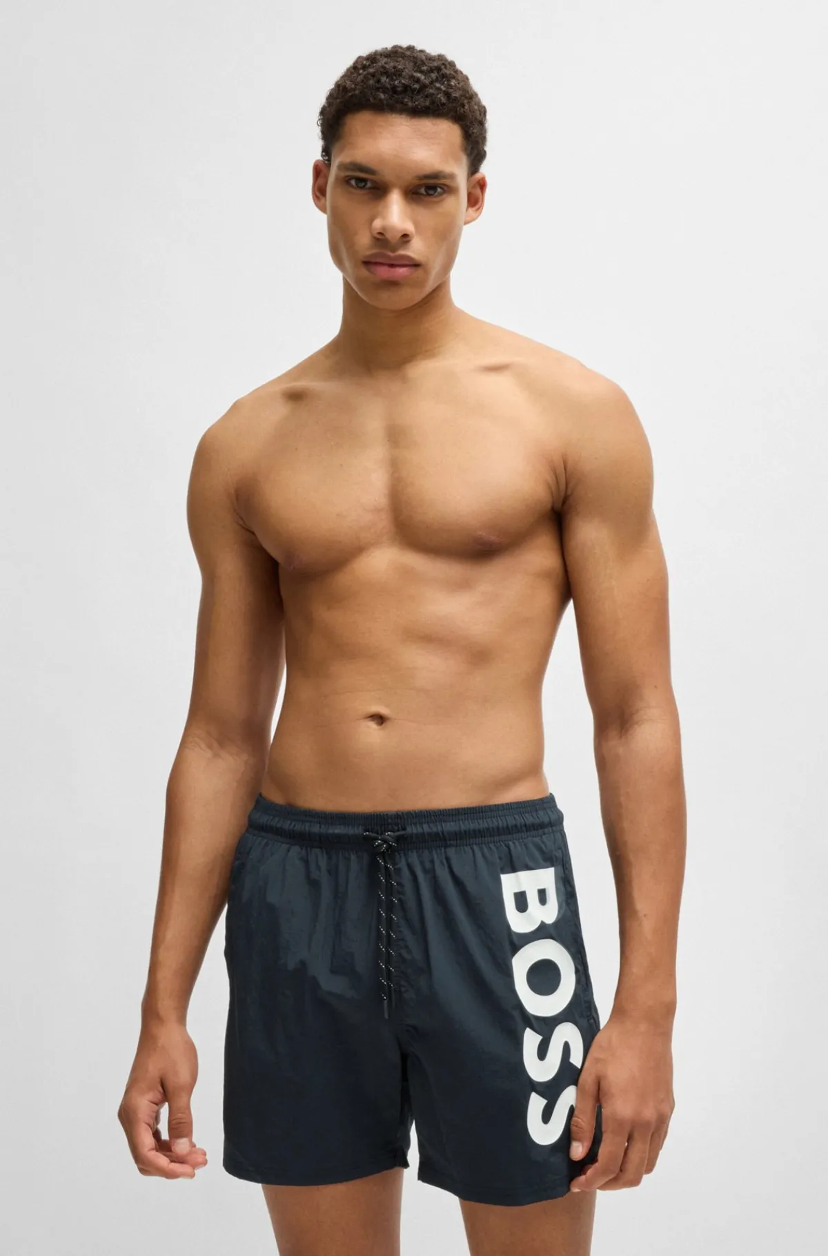 badeshorts_i_hurtigtrrende_stof_med_logo_i_kontrastfarve_1-1.webp HUGO BOSS Badeshorts I Hurtigtørrende Stof Med Logo I Kontrastfarve Sort Shop
