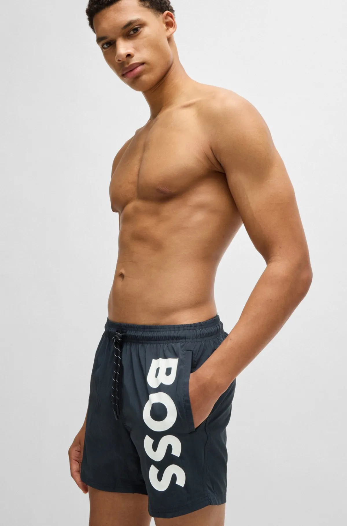 badeshorts_i_hurtigtrrende_stof_med_logo_i_kontrastfarve_2-1.webp HUGO BOSS Badeshorts I Hurtigtørrende Stof Med Logo I Kontrastfarve Sort Shop