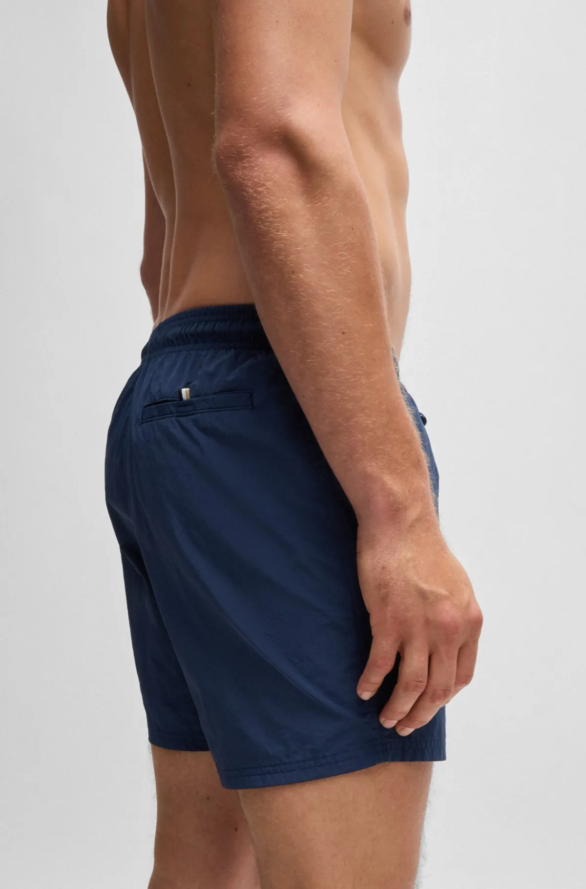 badeshorts_i_hurtigtrrende_stof_med_logo_i_kontrastfarve_2.webp HUGO BOSS Badeshorts I Hurtigtørrende Stof Med Logo I Kontrastfarve Mørkeblå Shop