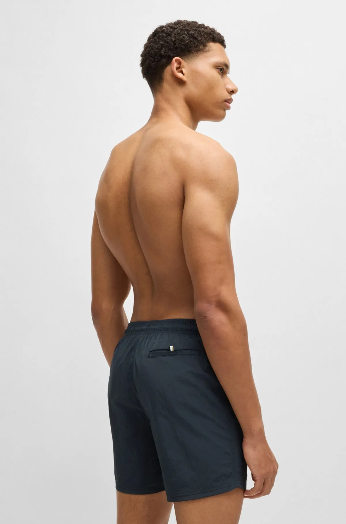 badeshorts_i_hurtigtrrende_stof_med_logo_i_kontrastfarve_5-1.webp HUGO BOSS Badeshorts I Hurtigtørrende Stof Med Logo I Kontrastfarve Sort Shop