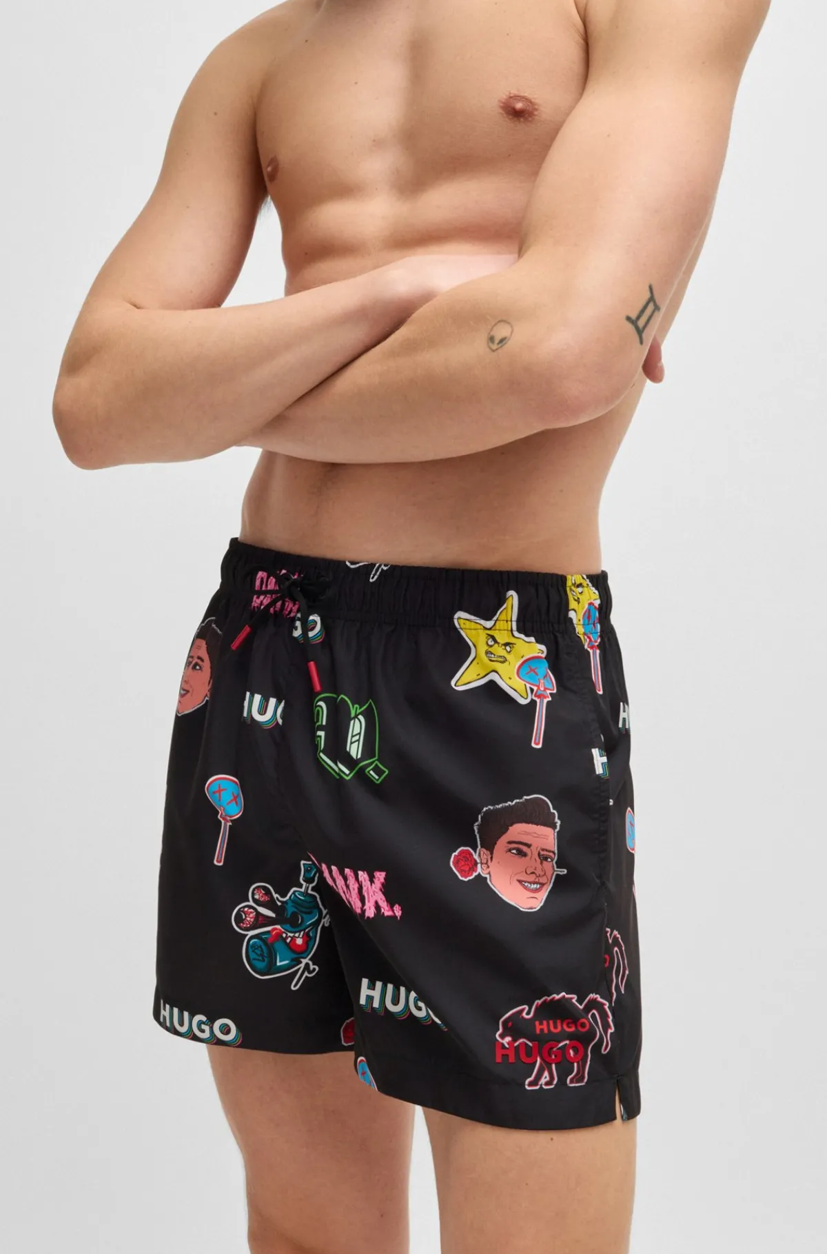 badeshorts_med_logo_og_print_i_stickerstil_3.webp HUGO BOSS Badeshorts Med Logo Og Print I Stickerstil Sort Best