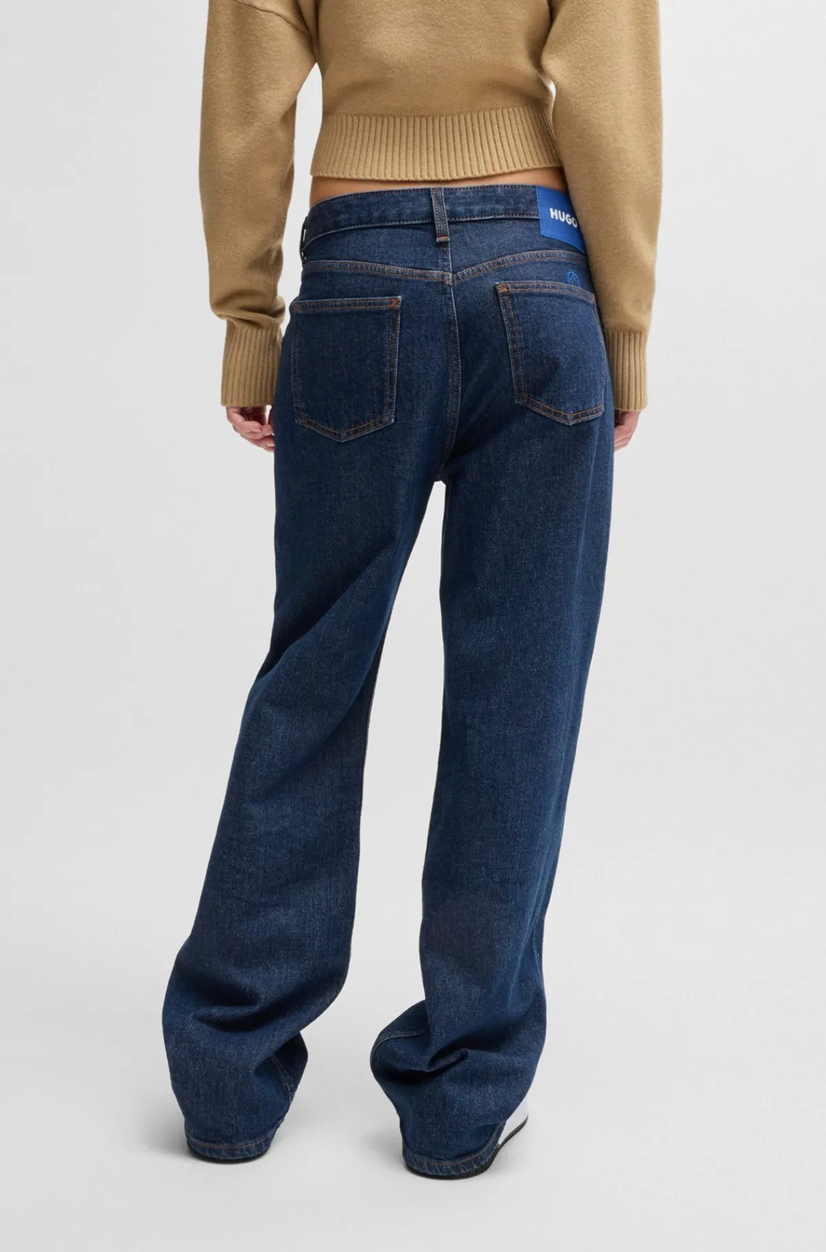 bl_jeans_i_denim_med_behageligt_strk_og_saltandpeppereffekt_3.webp HUGO BOSS Blå Jeans I Denim Med Behageligt Stræk Og Salt-and-pepper-effekt. Mørkeblå Fashion