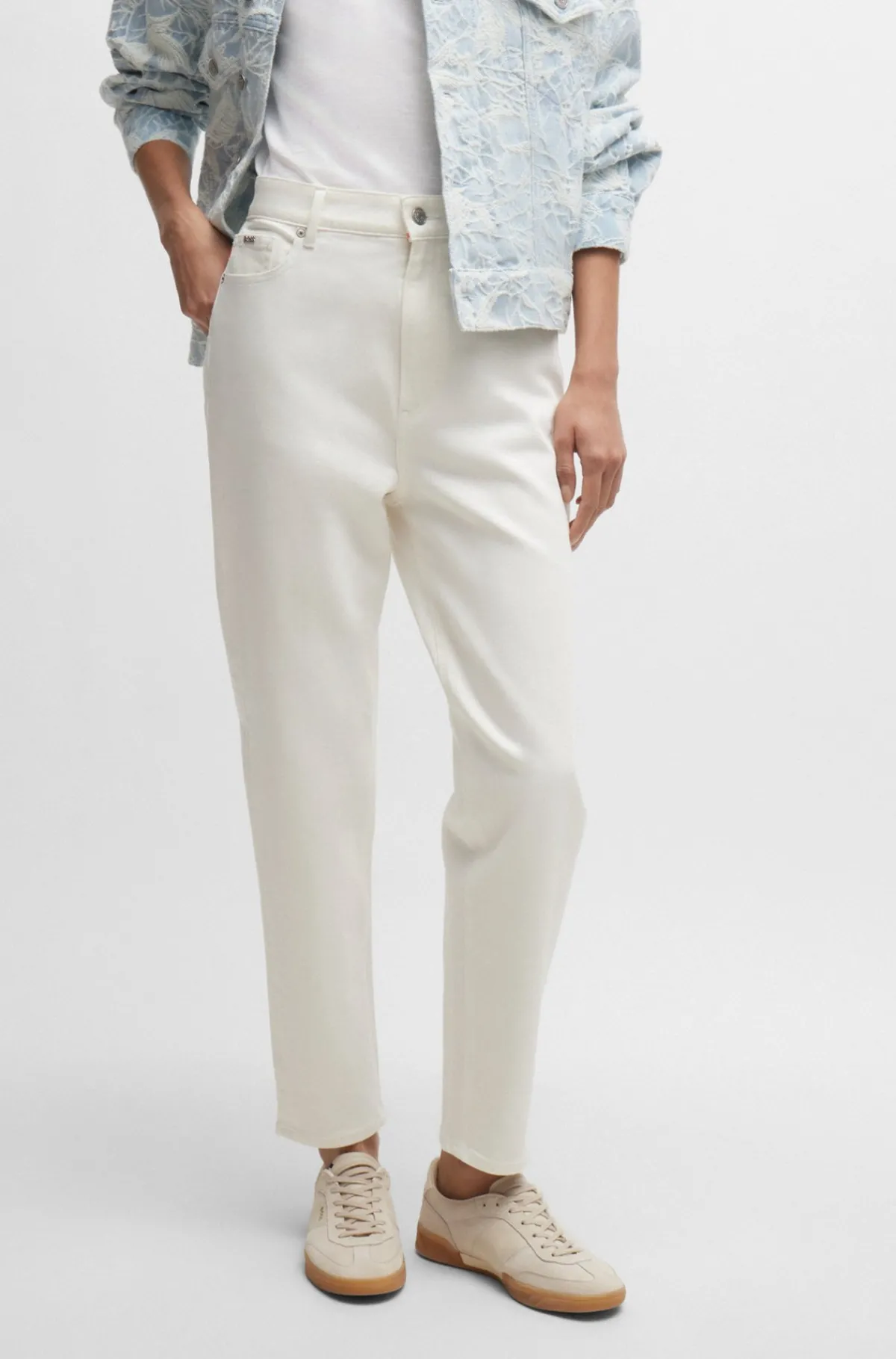 cremefarvede_jeans_i_denim_med_strk_0.webp HUGO BOSS Cremefarvede Jeans I Denim Med Stræk Hvid Discount