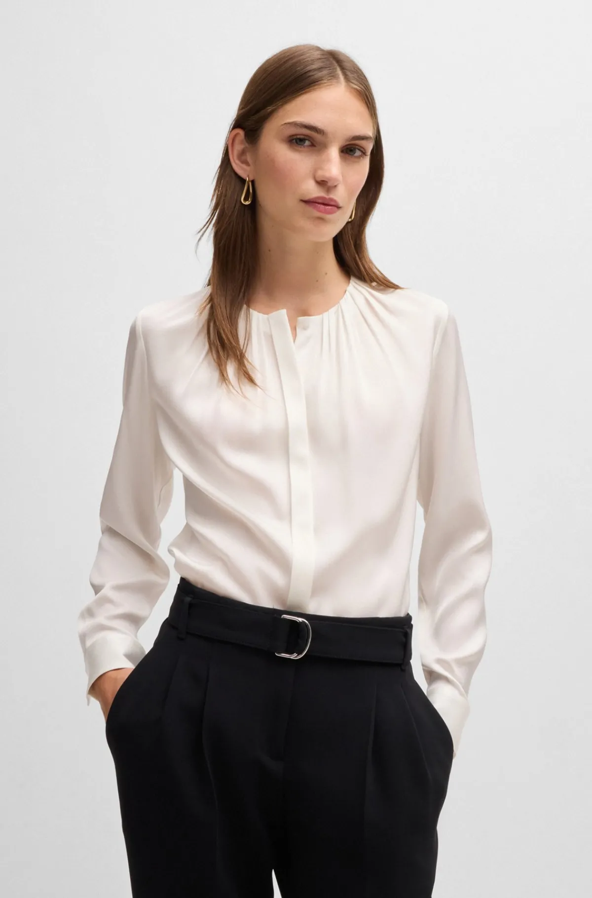 dameskjorte_med_rynket_hals_i_silke_crepe_de_chine_med_strk_0-4.webp HUGO BOSS Dameskjorte Med Rynket Hals I Silke Crepe De Chine Med Stræk Hvid Shop