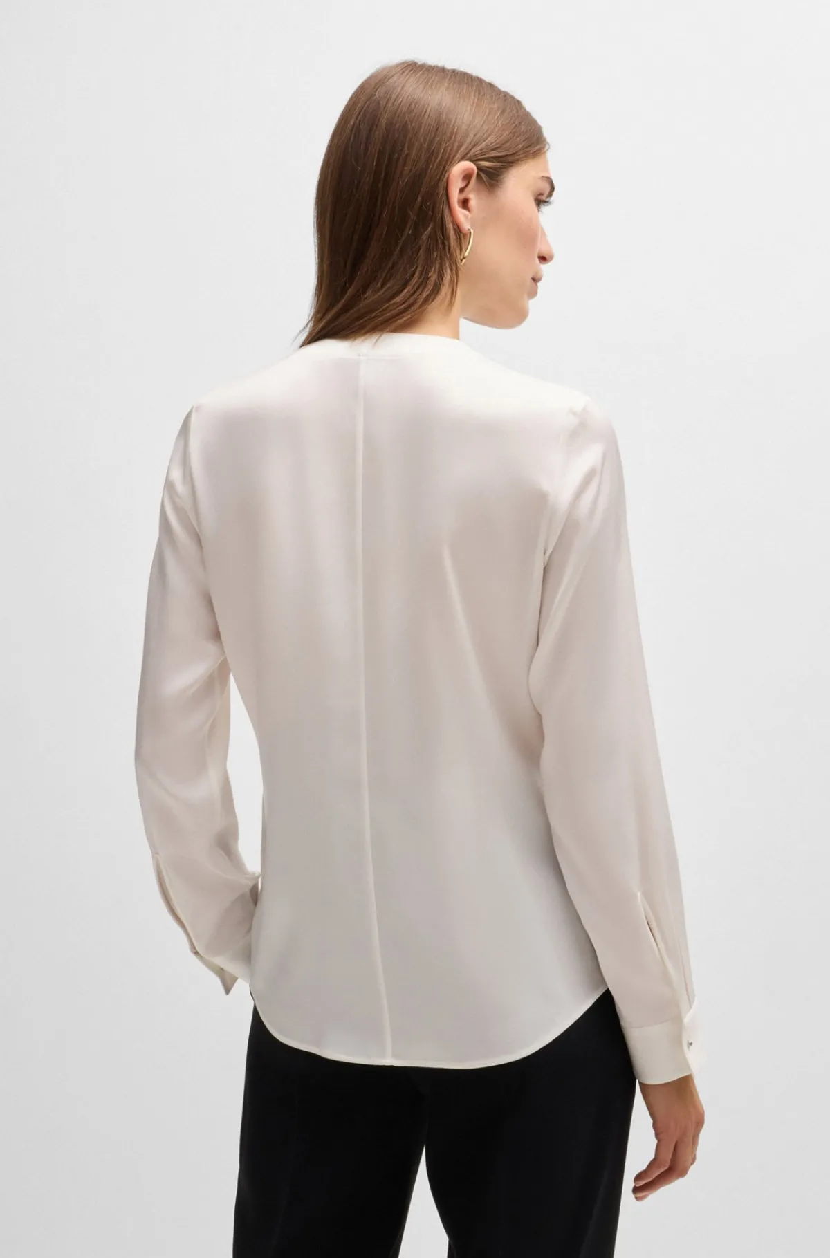 dameskjorte_med_rynket_hals_i_silke_crepe_de_chine_med_strk_3-4.webp HUGO BOSS Dameskjorte Med Rynket Hals I Silke Crepe De Chine Med Stræk Hvid Shop