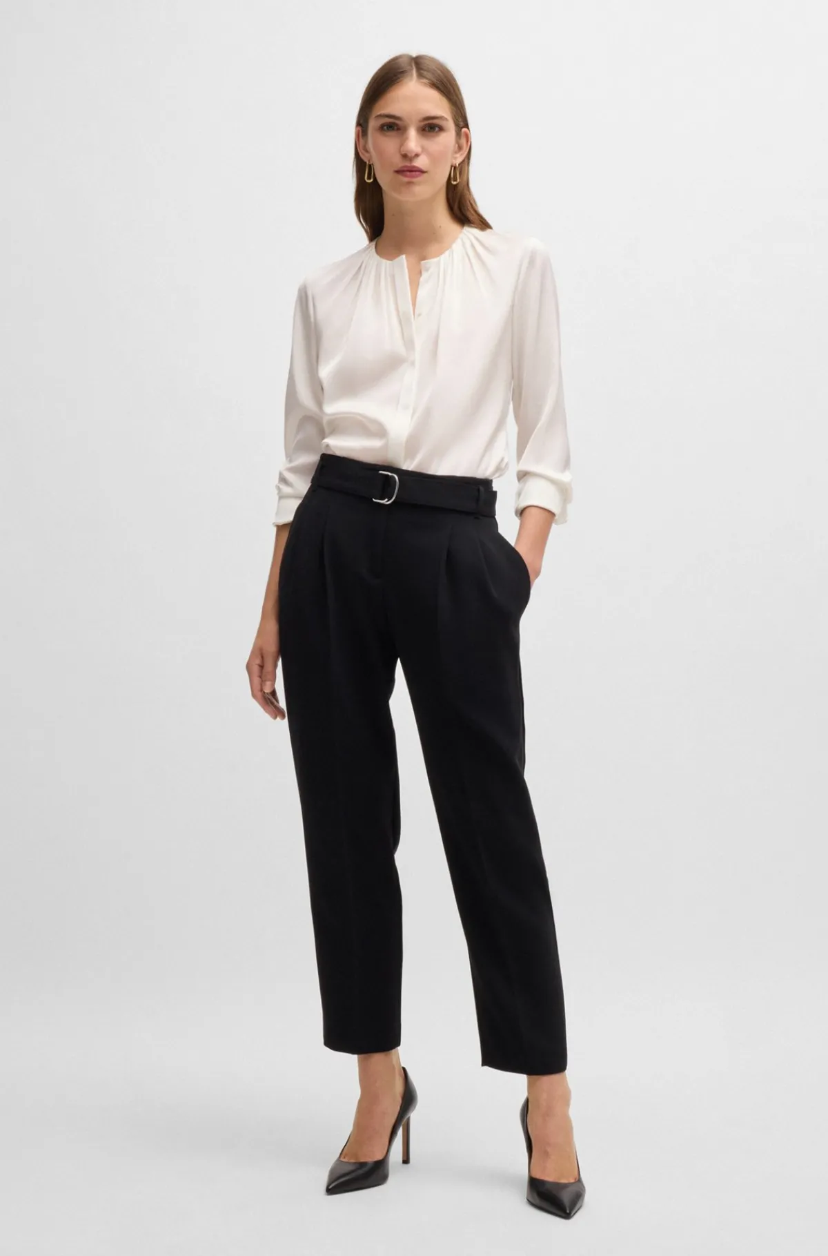 dameskjorte_med_rynket_hals_i_silke_crepe_de_chine_med_strk_4-4.webp HUGO BOSS Dameskjorte Med Rynket Hals I Silke Crepe De Chine Med Stræk Hvid Shop
