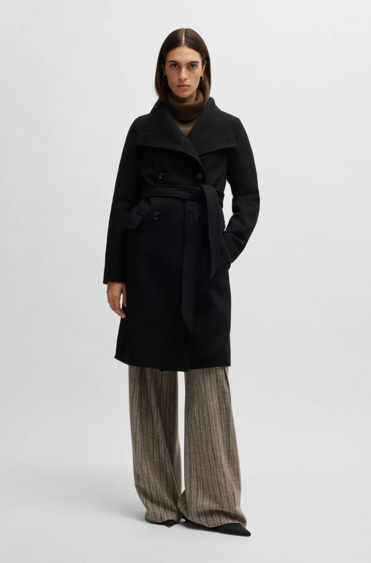 dobbeltradet_frakke_i_sildebensvvet_uldblanding_med_blte_0.webp HUGO BOSS Dobbeltradet Frakke I Sildebensvævet Uldblanding Med Bælte Sort Fashion