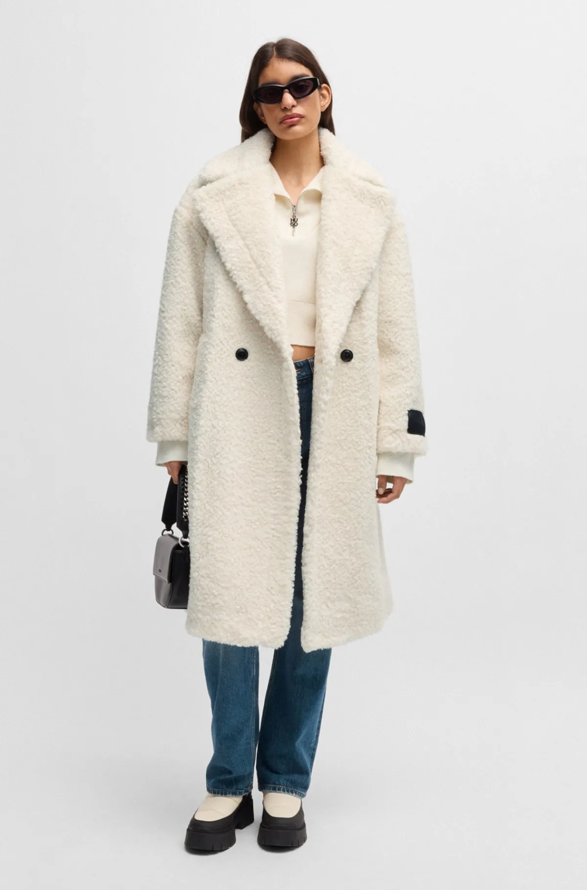 dobbeltradet_frakke_med_oversize_fit_i_imiteret_pels_5.webp HUGO BOSS Dobbeltradet Frakke Med Oversize Fit I Imiteret Pels Naturlig Best Sale