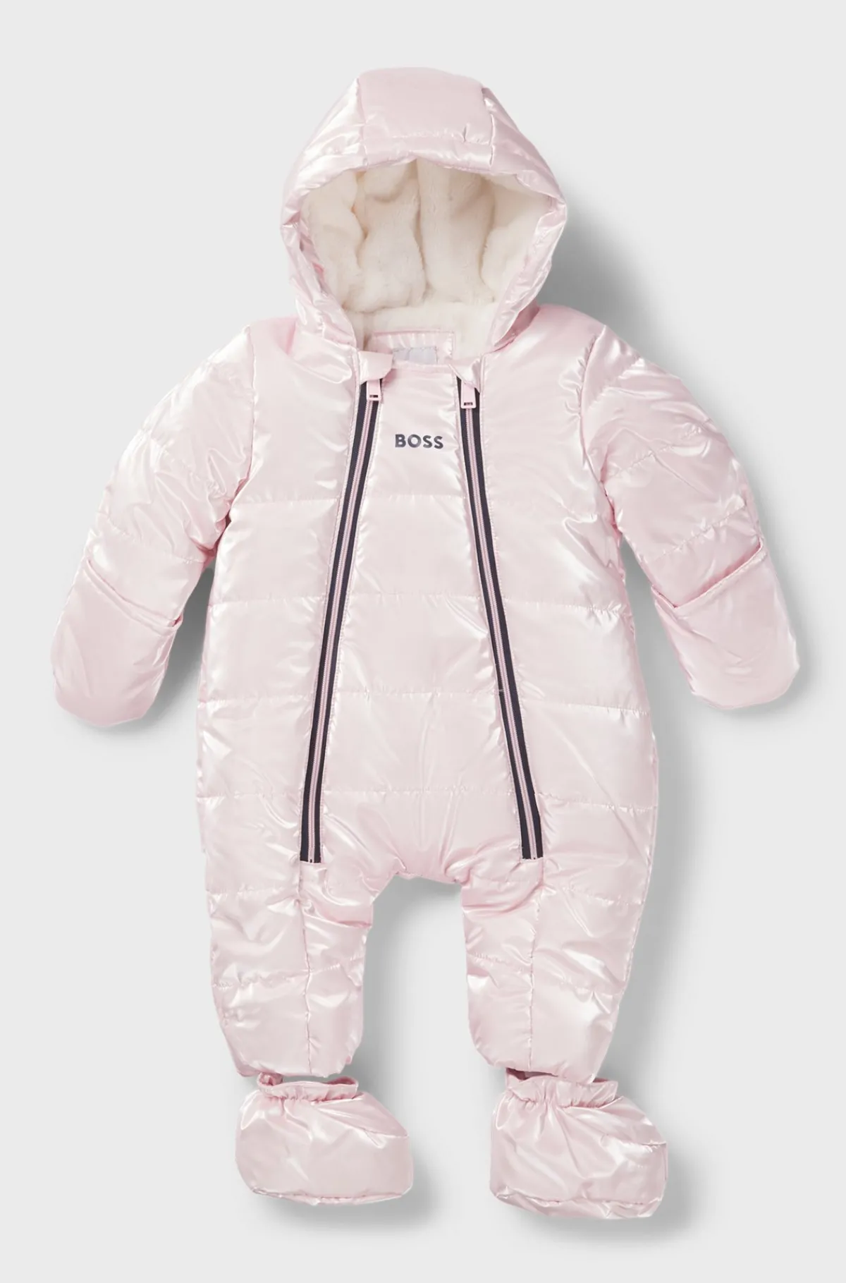 flyverdragt_til_babyer_i_stof_med_perlemorseffekt_og_aftagelige_stvler_1.webp HUGO BOSS Flyverdragt Til Babyer I Stof Med Perlemorseffekt Og Aftagelige Støvler Lys pink Shop
