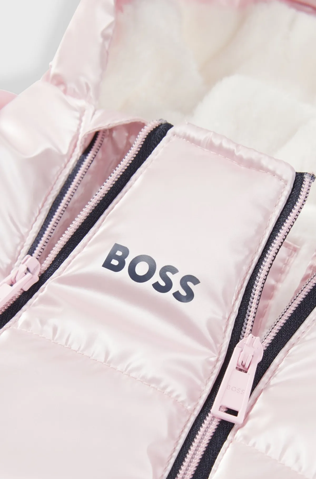 flyverdragt_til_babyer_i_stof_med_perlemorseffekt_og_aftagelige_stvler_2.webp HUGO BOSS Flyverdragt Til Babyer I Stof Med Perlemorseffekt Og Aftagelige Støvler Lys pink Shop