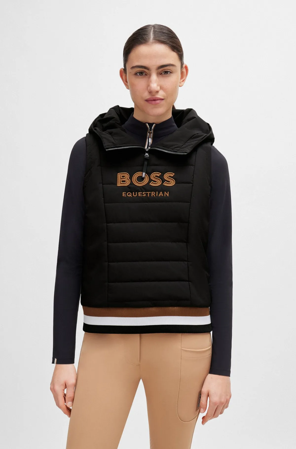 httetrje_uden_rmer_til_hestesport_med_broderet_logo_4.webp HUGO BOSS Hættetrøje Uden ærmer Til Hestesport Med Broderet Logo Sort Cheap