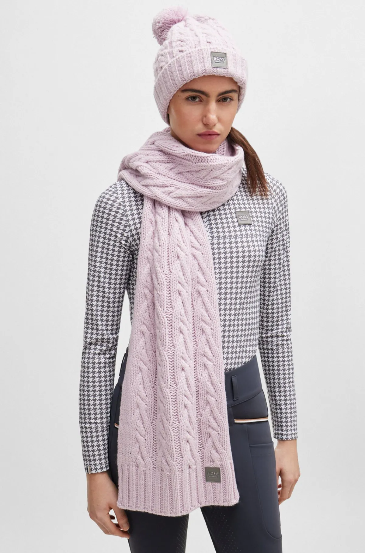 kabelstrikket_trklde_med_logomrkat_til_hestesport_4.webp HUGO BOSS Kabelstrikket Tørklæde Med Logomærkat Til Hestesport Lyslilla Fashion