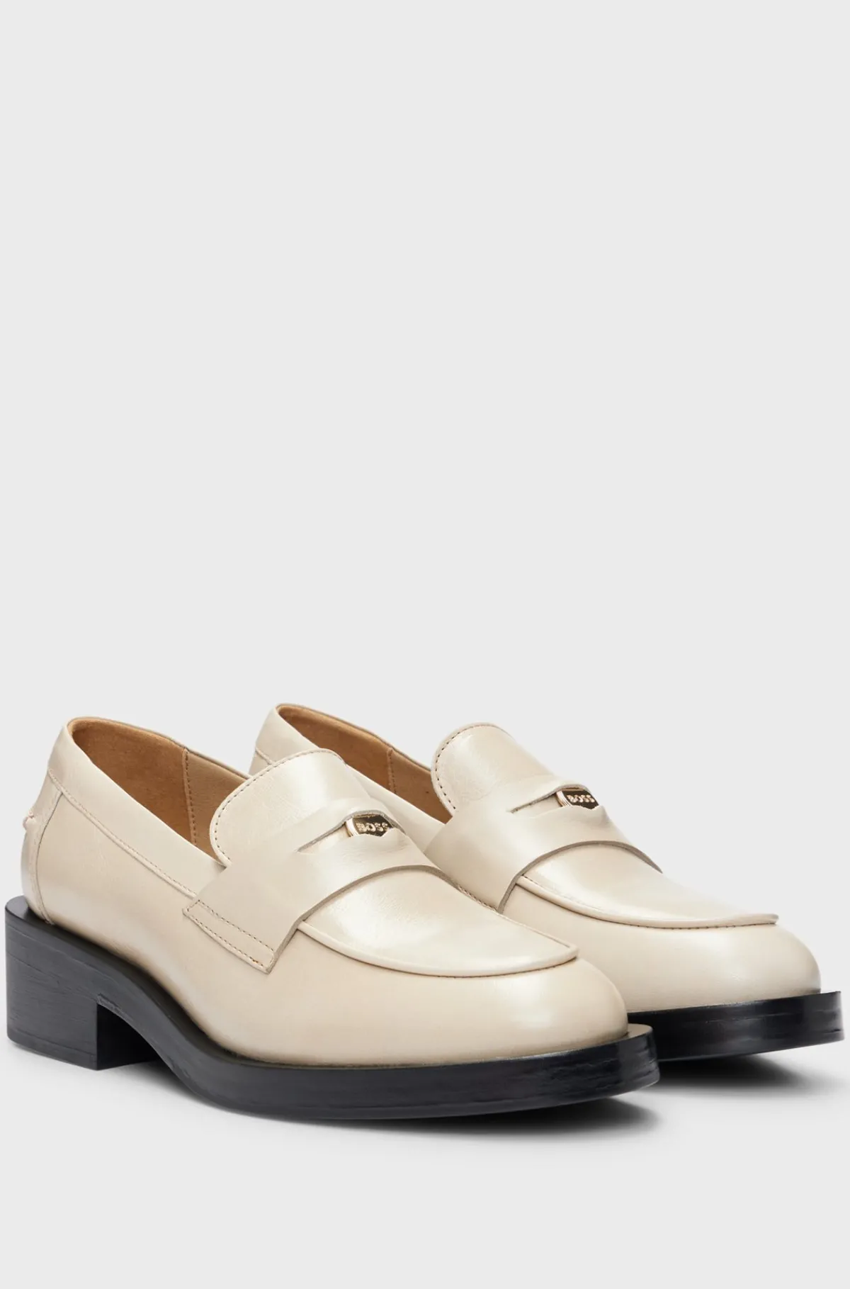 ldermokkasiner_med_brandet_metaldetalje_1.webp HUGO BOSS Lædermokkasiner Med Brandet Metaldetalje Lys beige Hot