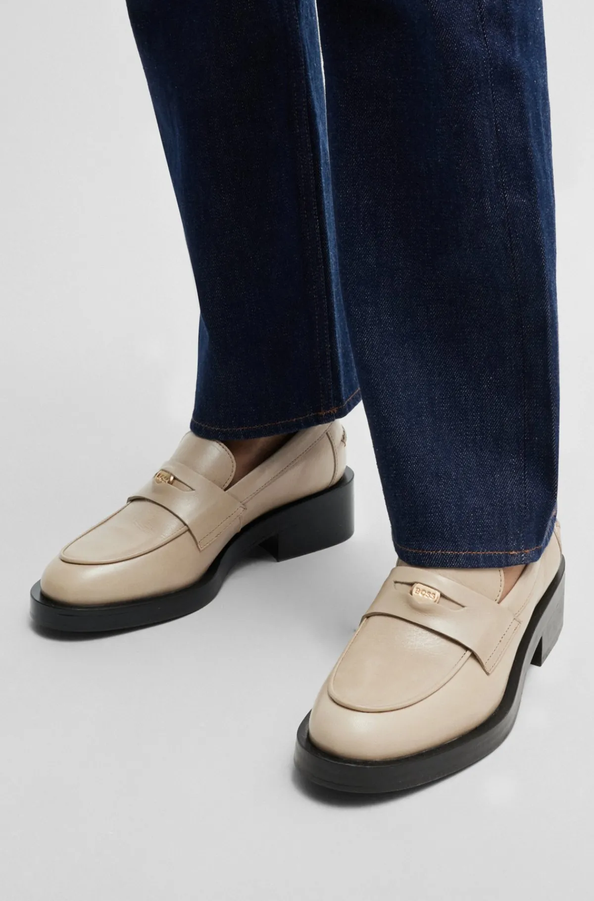 ldermokkasiner_med_brandet_metaldetalje_5.webp HUGO BOSS Lædermokkasiner Med Brandet Metaldetalje Lys beige Hot