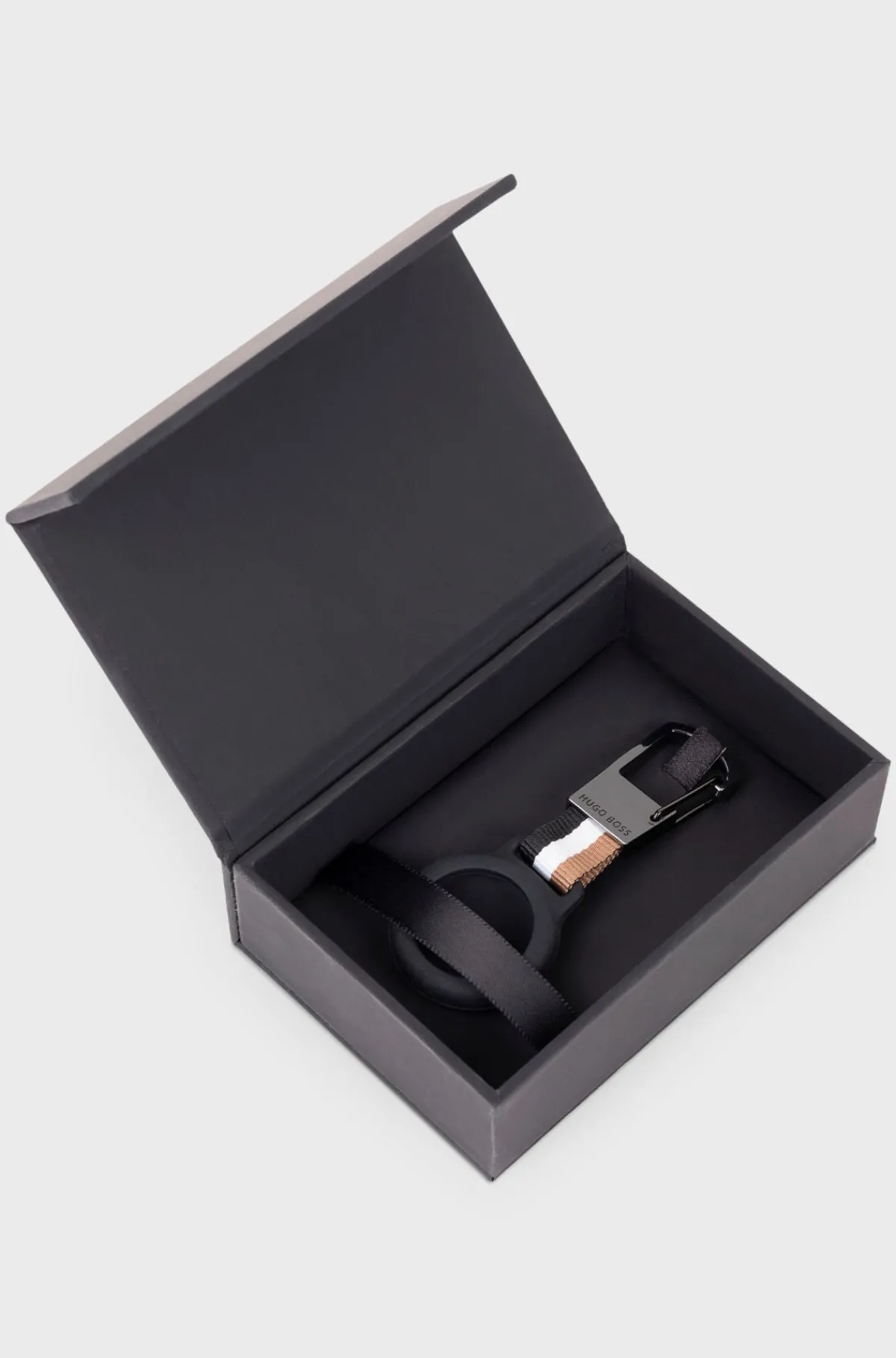 nglering_med_signaturstribe_og_airtagholder_2.webp HUGO BOSS Nøglering Med Signaturstribe Og AirTag-holder Sort Outlet
