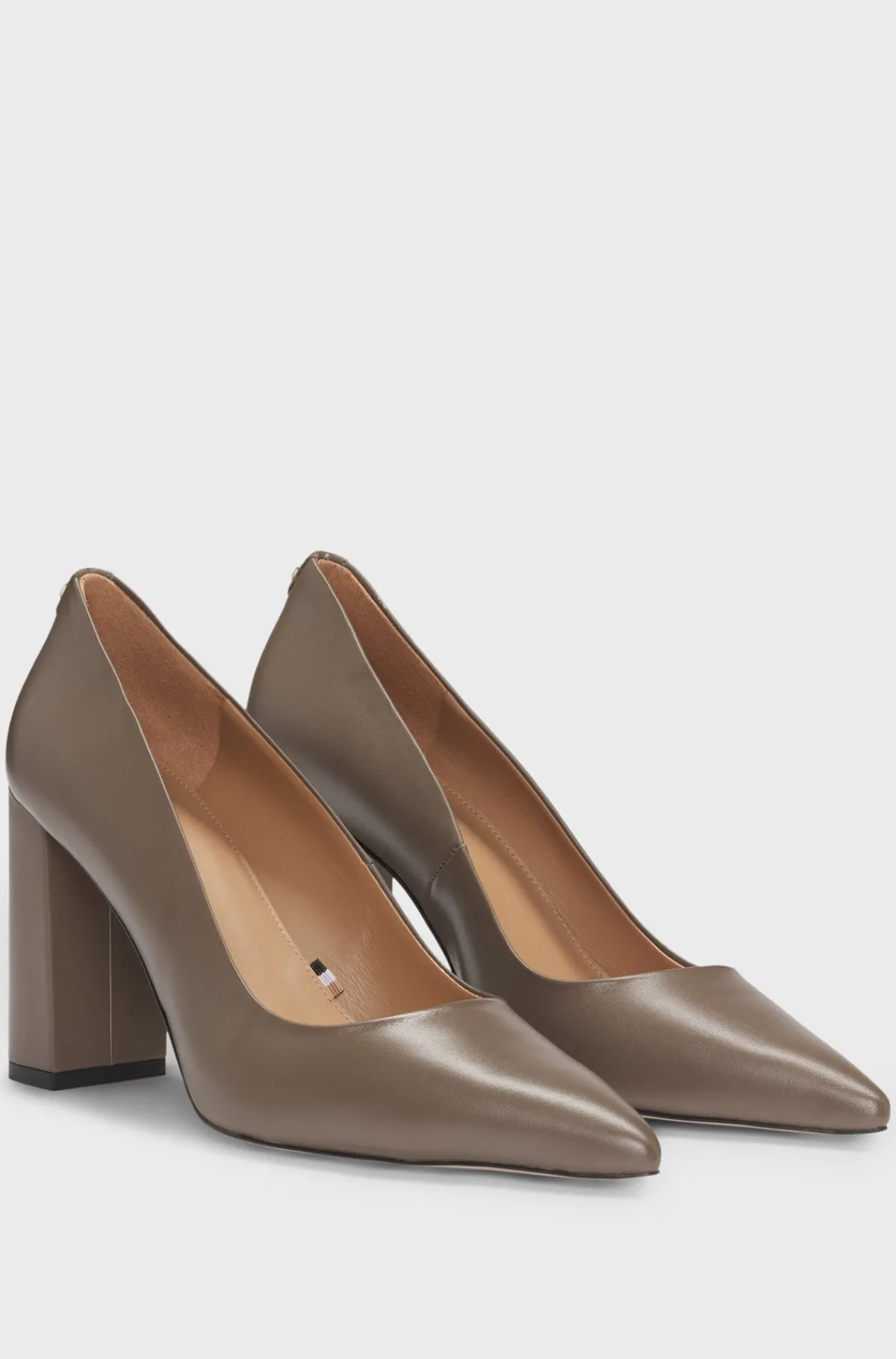 pumps_i_nappalder_med_hj_blokhl_0.webp HUGO BOSS Pumps I Nappalæder Med Høj Blokhæl Brun Hot