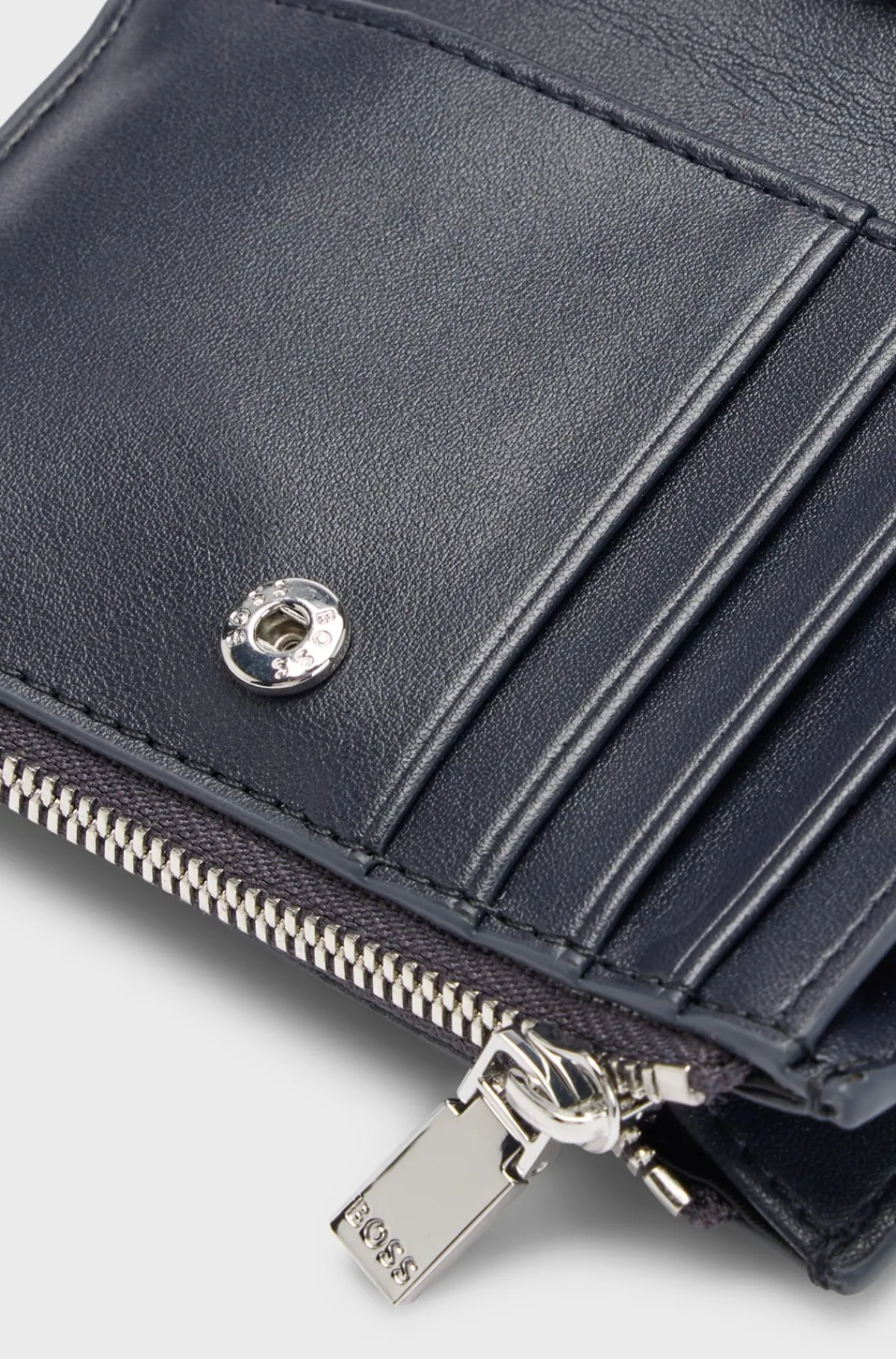 quiltet_pung_i_imiteret_lder_med_dobbelt_bmonogram_4.webp HUGO BOSS Quiltet Pung I Imiteret Læder Med Dobbelt B-monogram Mørkeblå Flash Sale