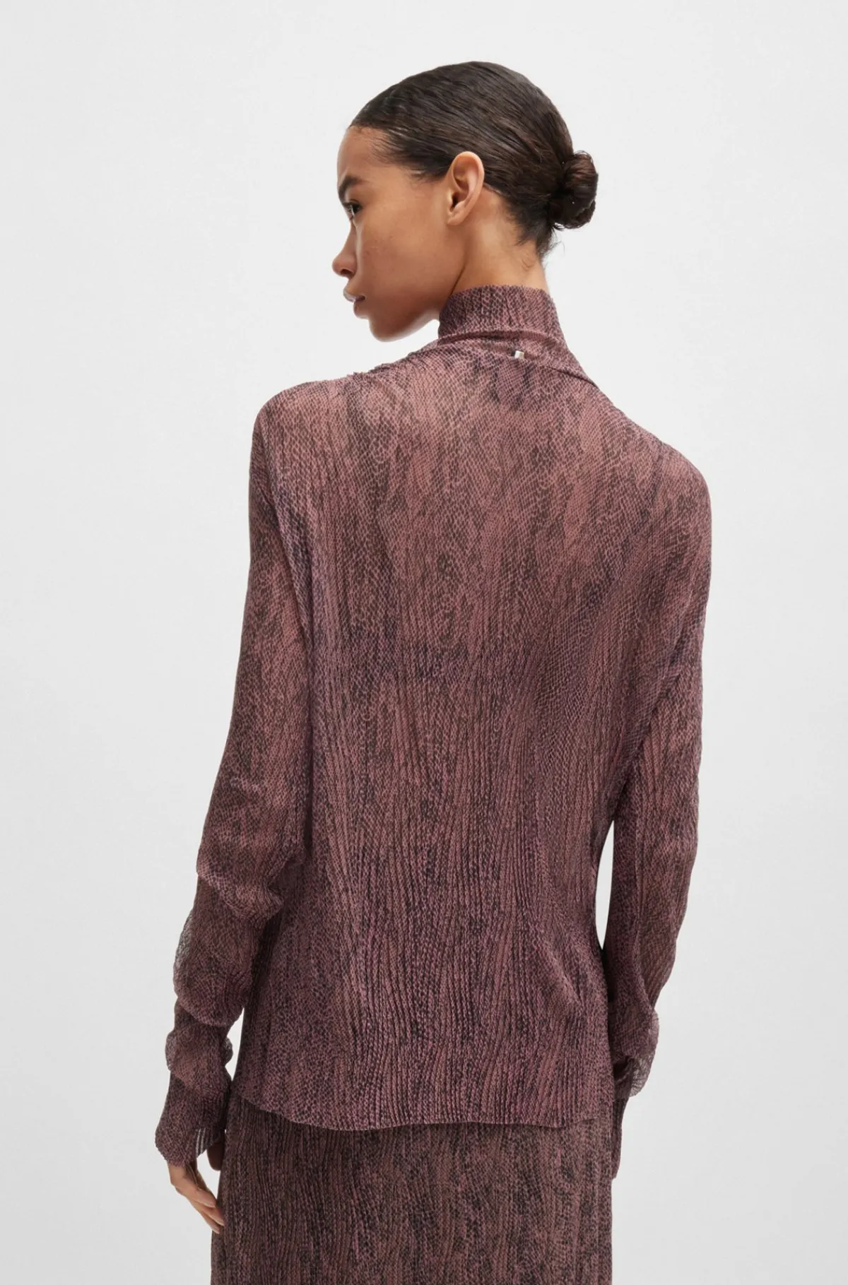 top_med_hj_hals_i_plisseret_tyl_3-1.webp HUGO BOSS Top Med Høj Hals I Plisseret Tyl Brun mønstret Shop